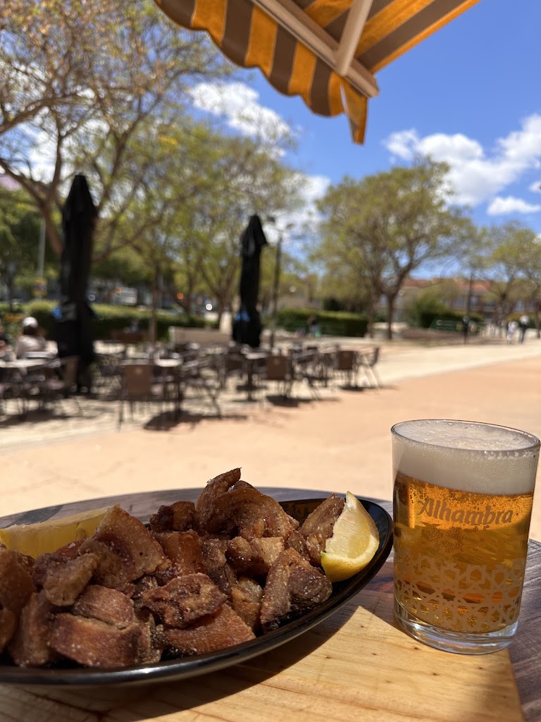 Aranes Cafeteria — Comida y bebida
