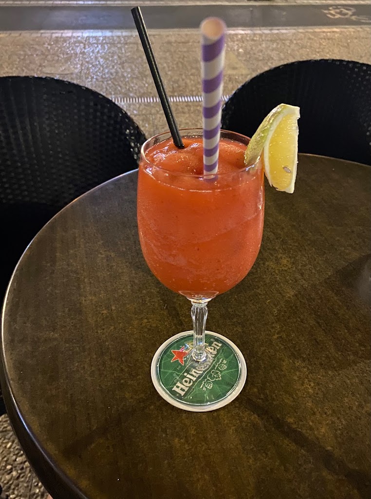 La Gruta — Comida y bebida