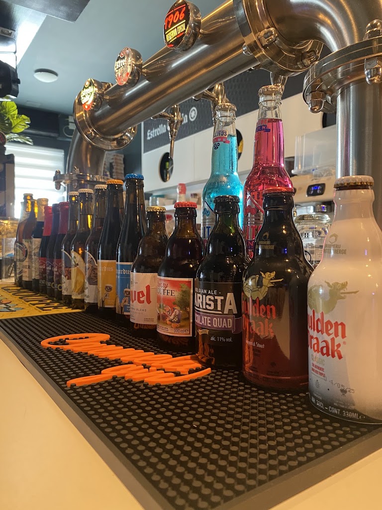 Cerveceria Acrono Porrino — Comida y bebida