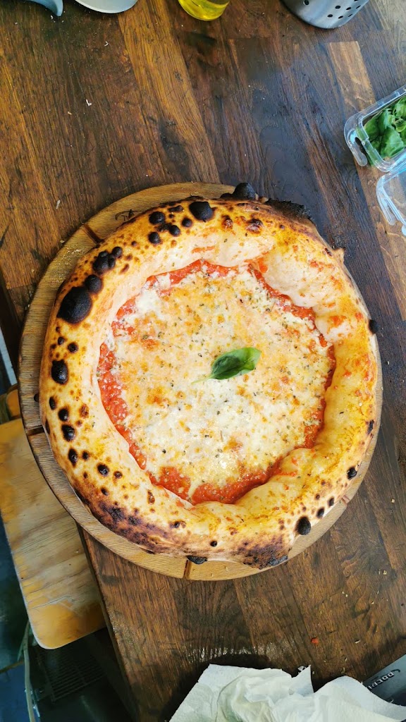 Dolce Vita Pizzeria — Comida y bebida