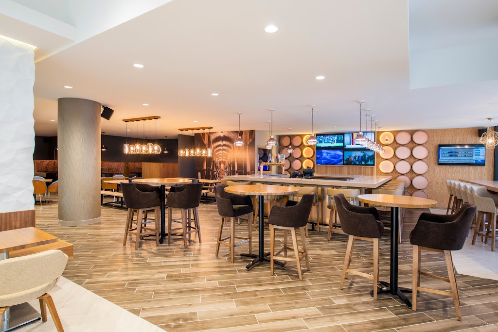 Pinnacle Restaurant and Lounge in St-John-S