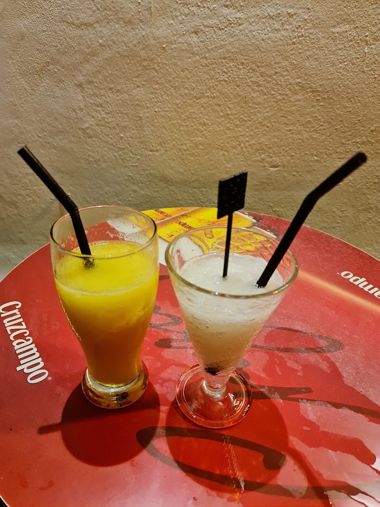 Mar 31_La esquinita — Comida y bebida