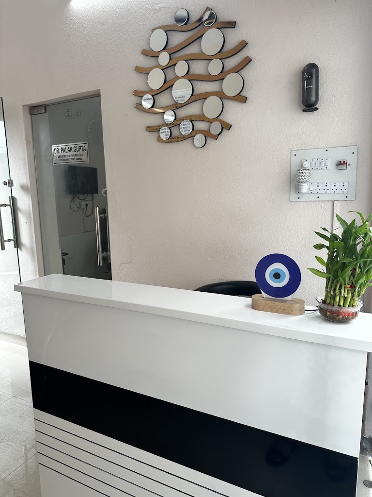 Dr Palak Gupta Eye Specialist Radviz Eye Clinic
