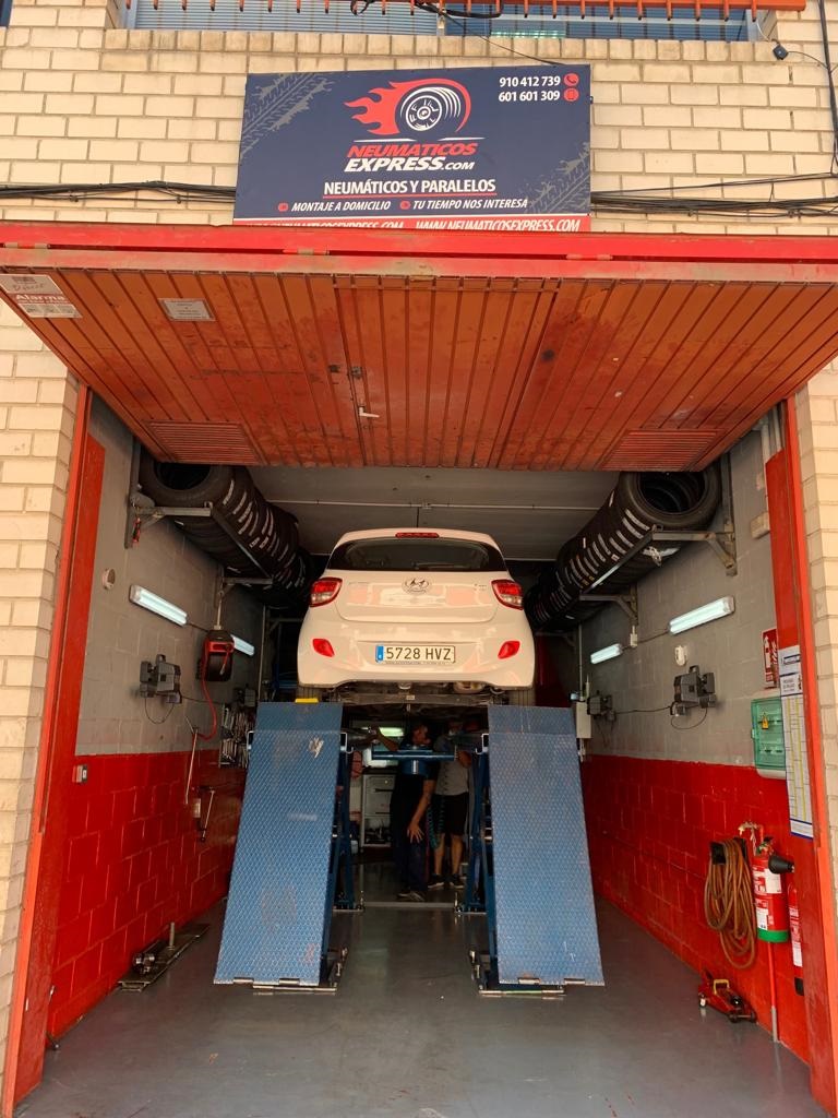Taller especializado en neumaticos - Montaje y recambio - Neumaticos Express