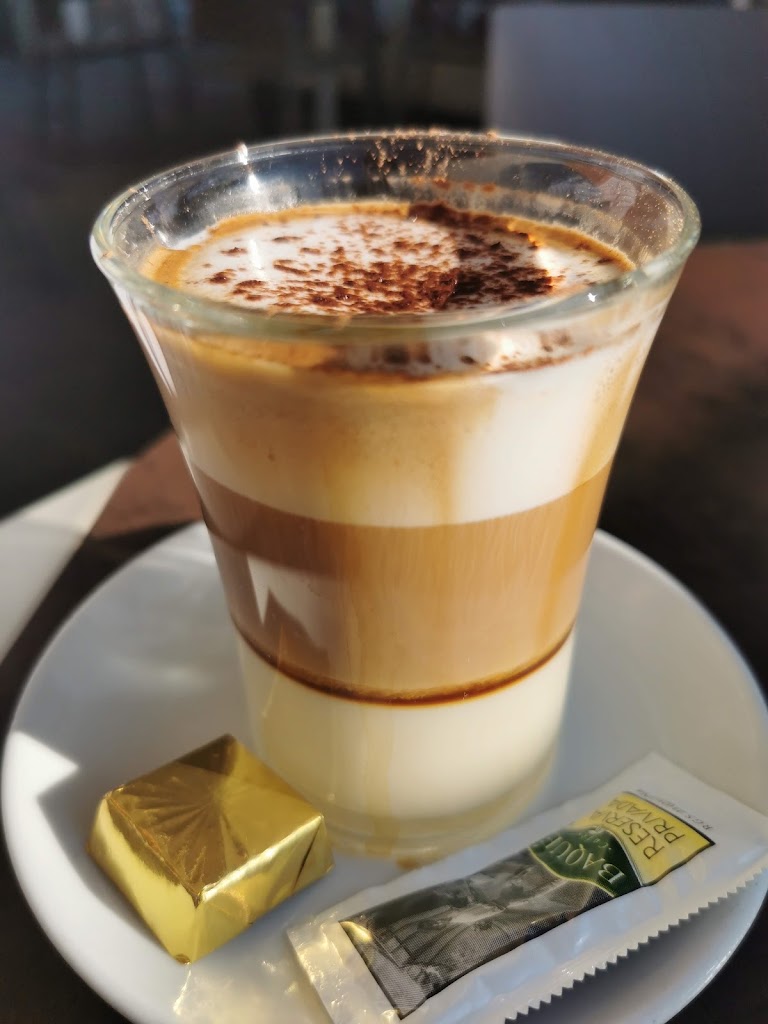 Cafe-Bar ECU — Comida y bebida