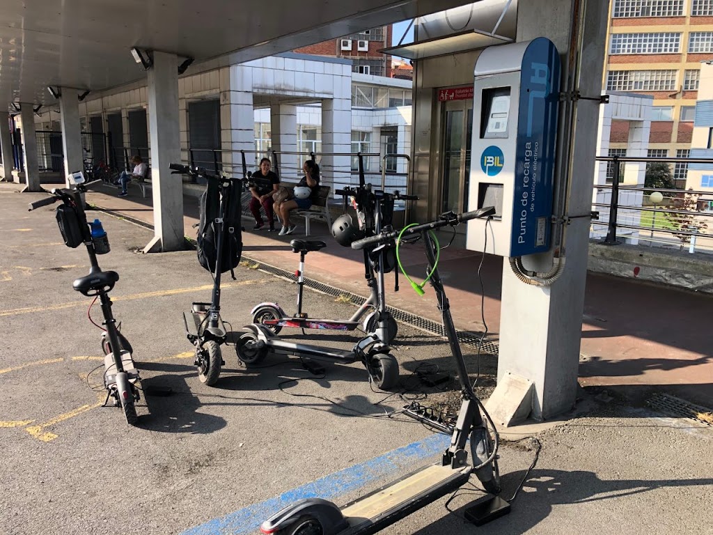 Estacion de carga electrica coches y motos