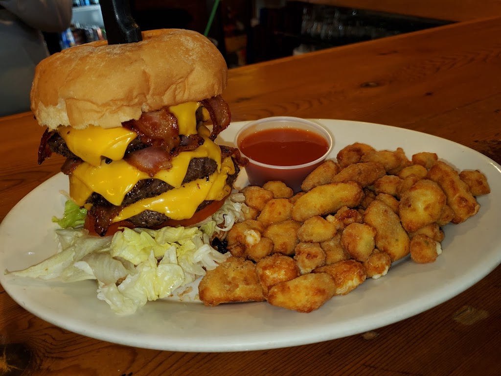  Lucky's Bar and grill