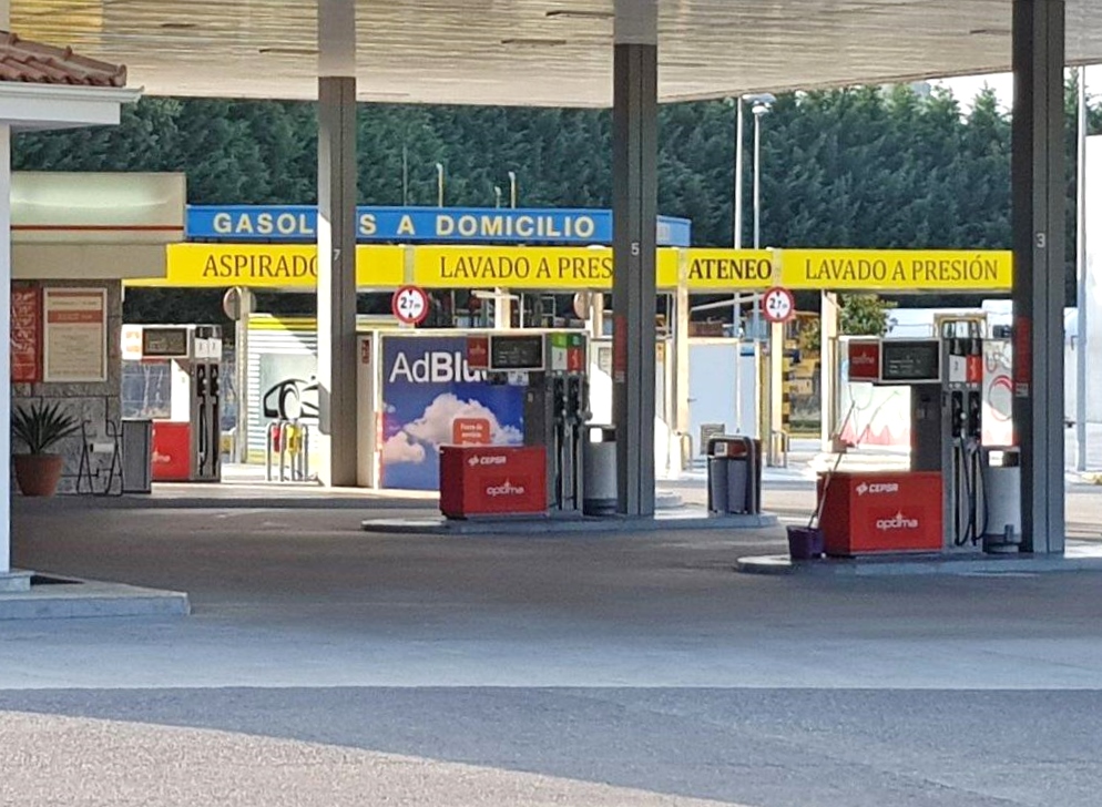 Gasoleos Ateneo, Estacion de servicio Cepsa — Exterior