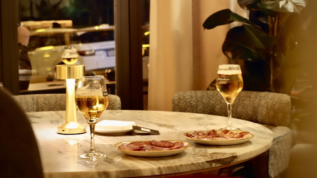 LAS LLARES RESTAURANTE MAJADAHONDA — Comida y bebida