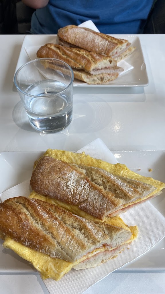 La Taperia de la Croqueta — Comida y bebida