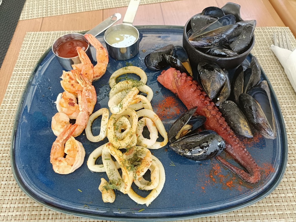 Restaurante MIKA — Comida y bebida