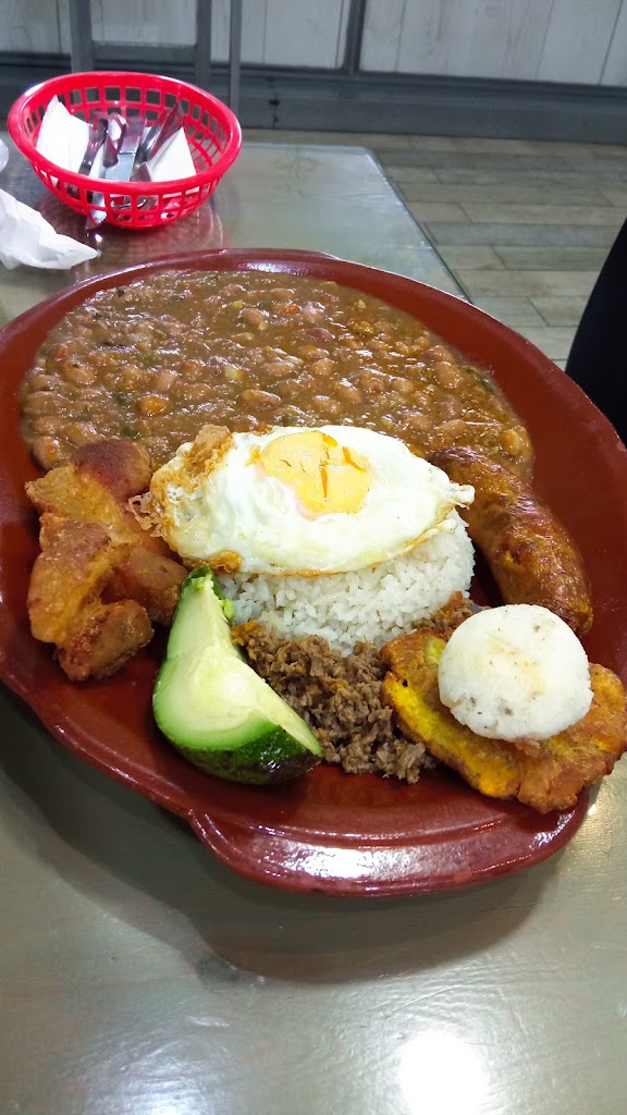 BAR RESTAURANTE SABOR TROPICAL COLOMBIANO — Bandeja paisa