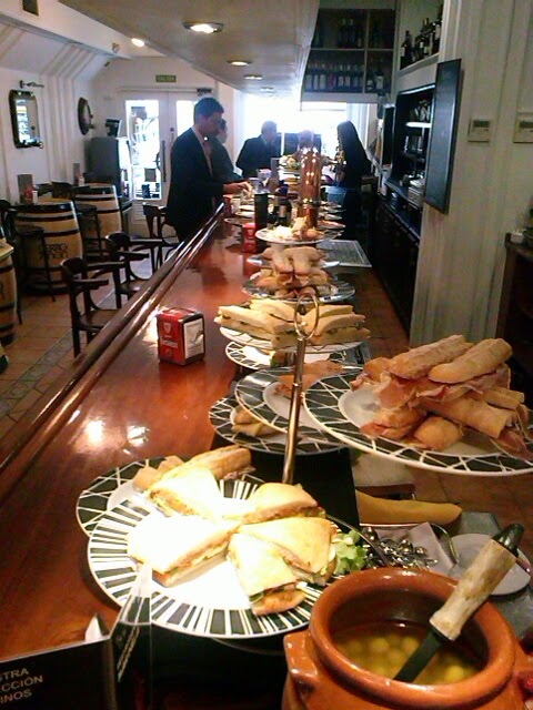 RESTAURANTE MARINELA — Comida y bebida