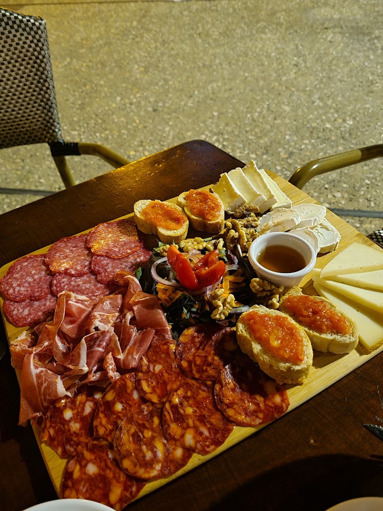 Herry's tapas & wine — Comida y bebida