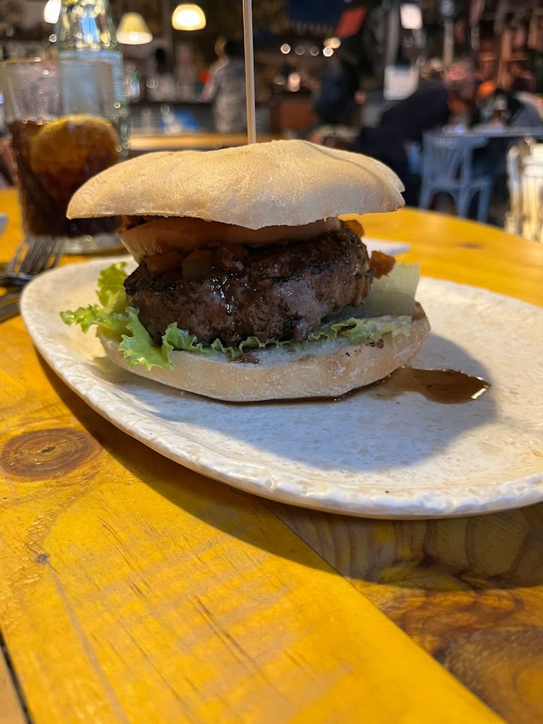 Hangar 218 — Comida y bebida