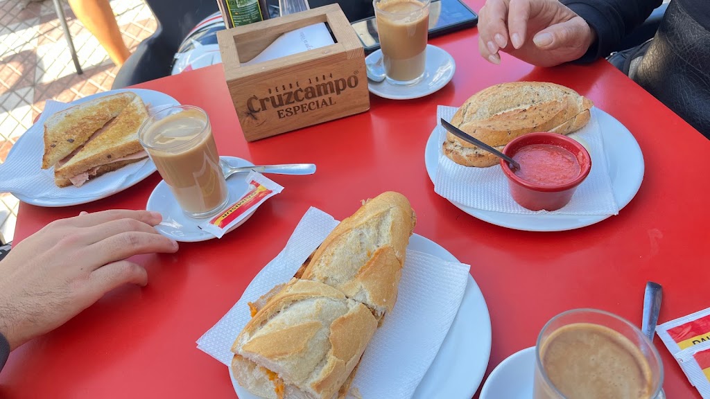 Bar Cafeteria Daimisur — Comida y bebida