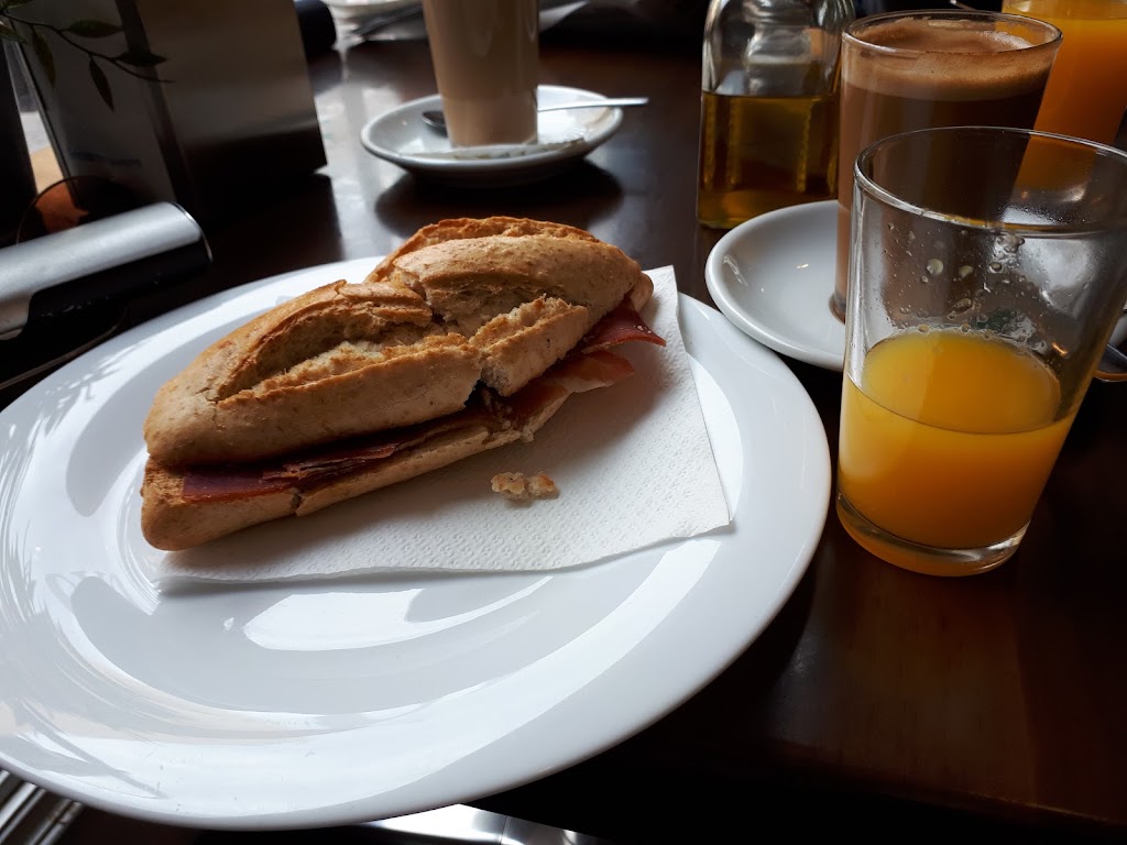 Cafe Paris & Gin Tonic Cafeteria — Comida y bebida
