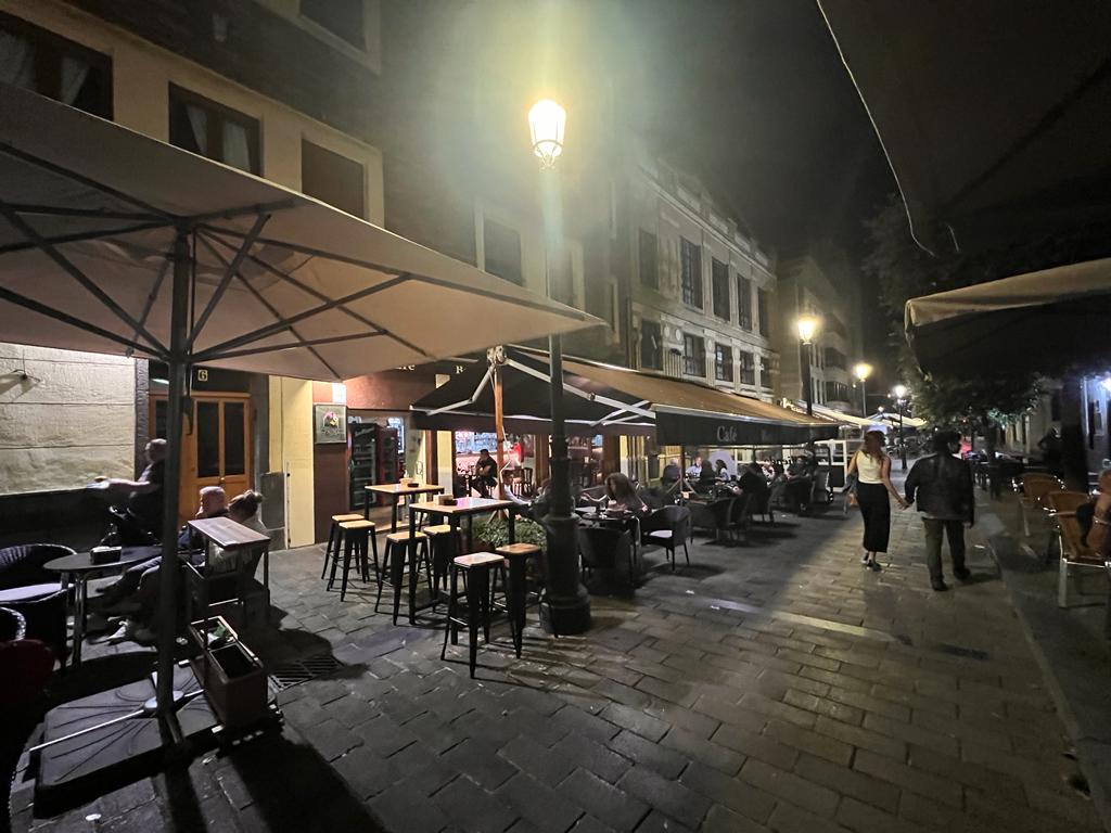 Cafe bar moliendo cafe — Del propietario