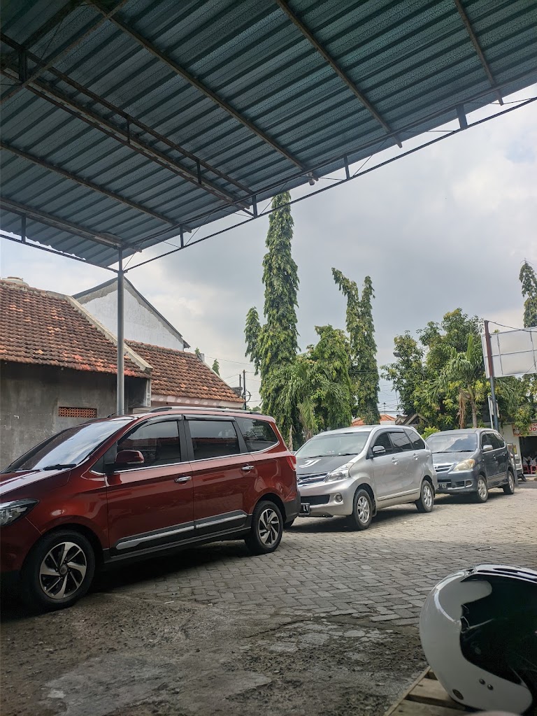 Bengkel Mobil "Putra Mandiri" Pak Yanto