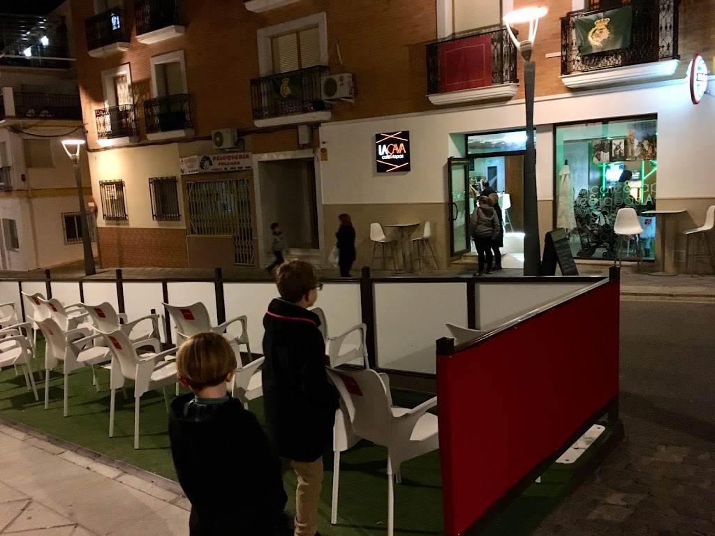 La CAVA Cafe & Tapas — Ambiente