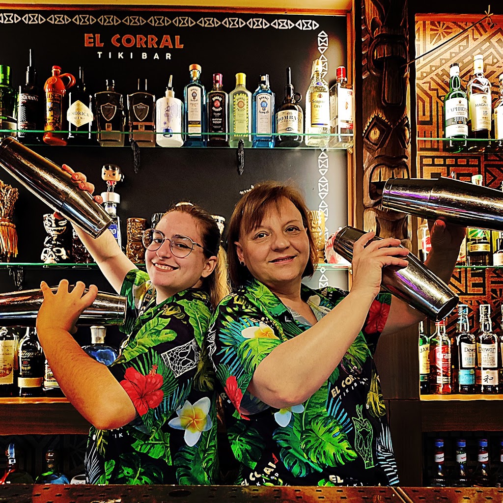 El Corral Tiki Bar — Ambiente