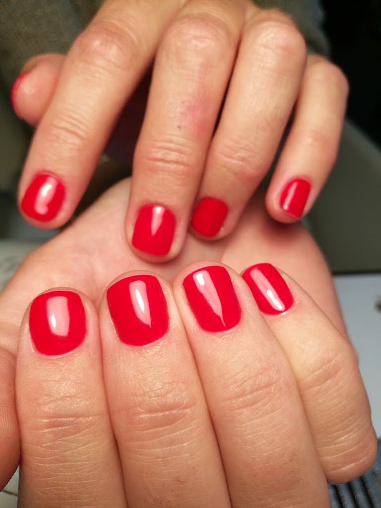 M Studio Peluqueria — Manicura