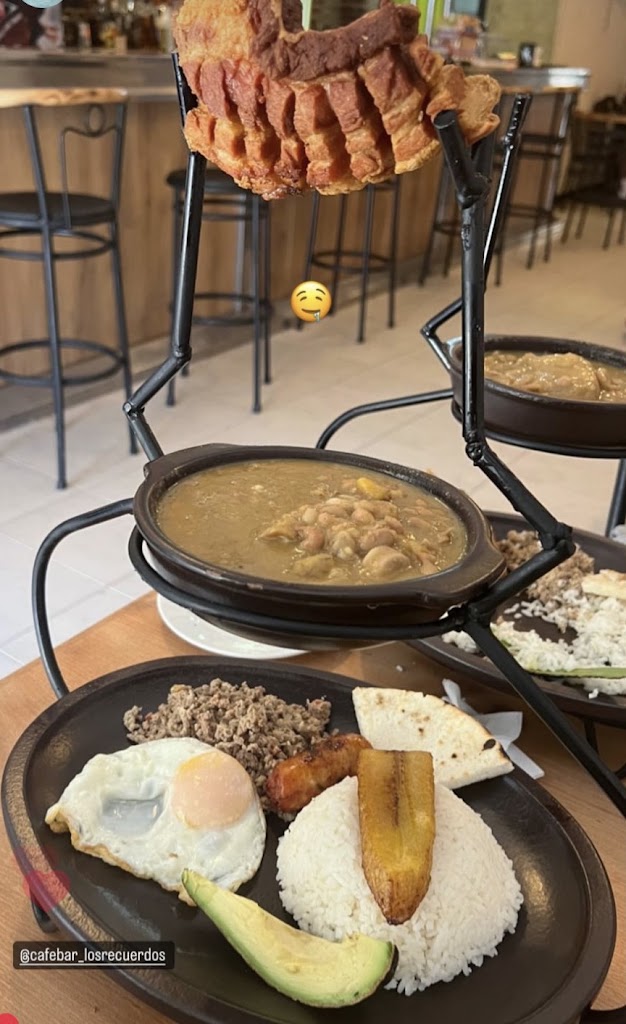 Cafe bar Los recuerdos — Comida y bebida