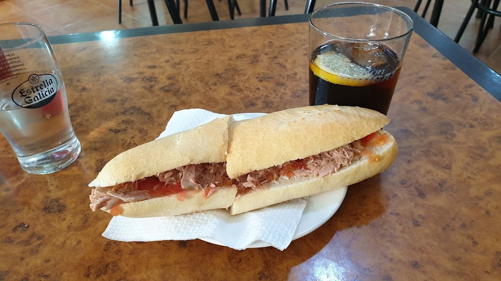 Cafe Bar Santiago — Comida y bebida