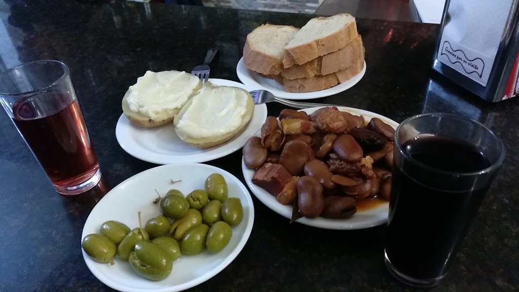 Bodegon de las Escalericas — Comida y bebida