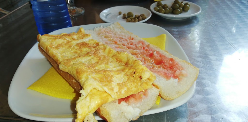 Bar restaurante La Cova — Comida y bebida