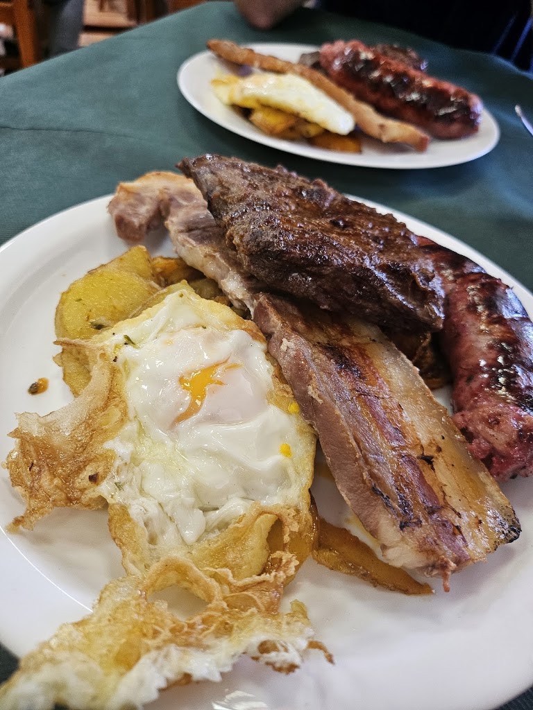 Restaurante El Quincho — Comida y bebida