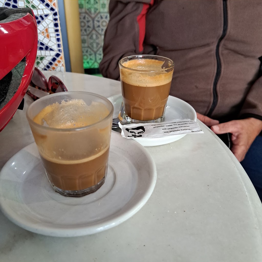 Cafe Bar Ciento 20 — Comida y bebida