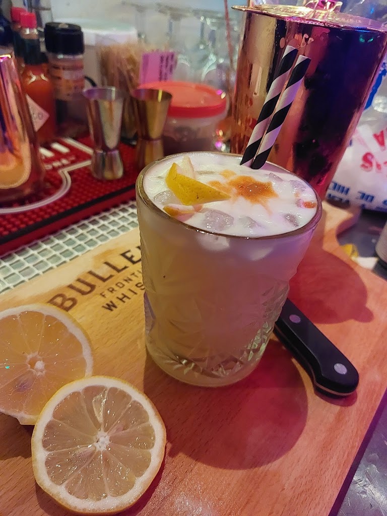 Hal's Pub — Comida y bebida