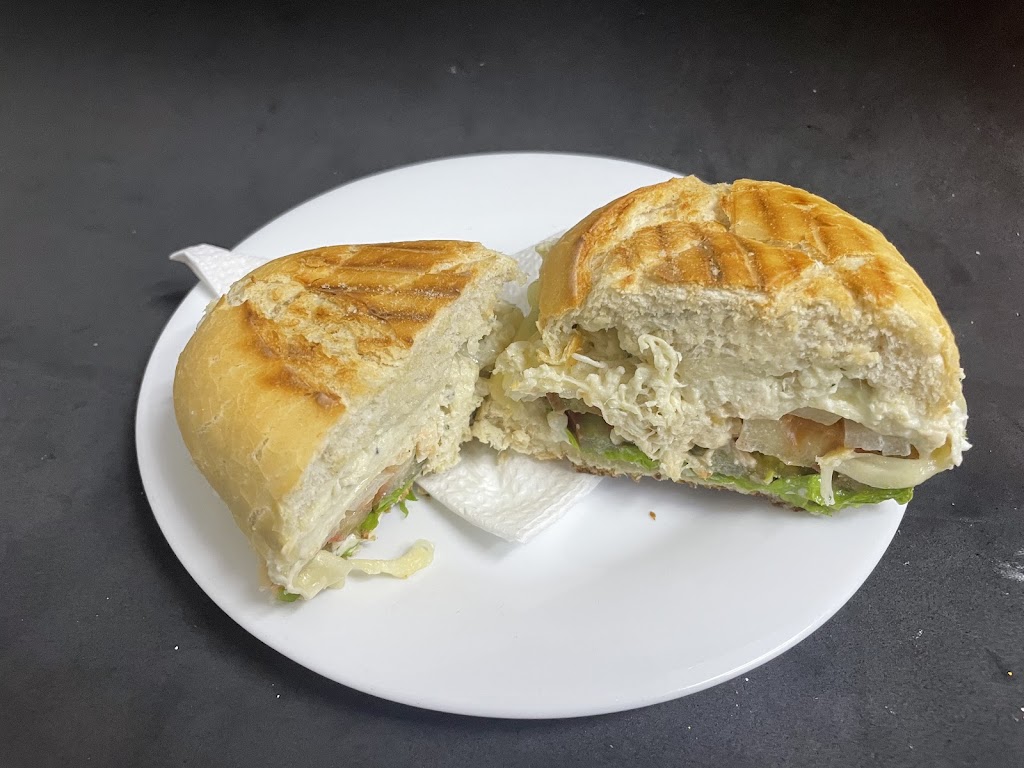 Bar El Cujon — Comida y bebida