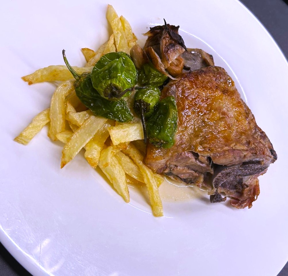 Restaurante 6 del 6 — Comida y bebida