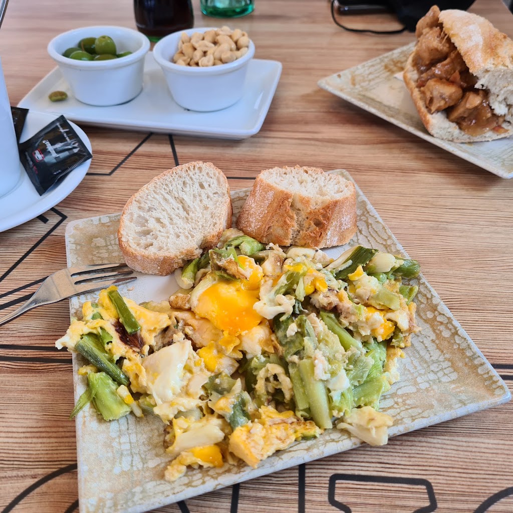 Llesca. Pa i cafe — Comida y bebida