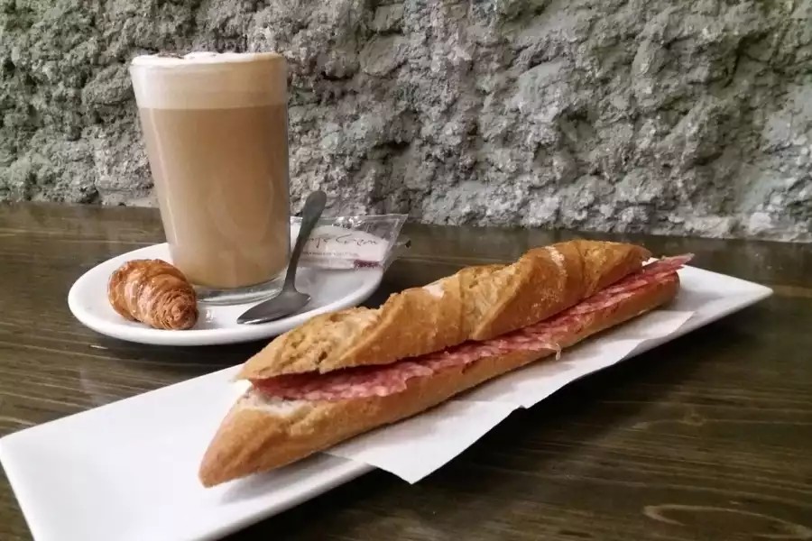 BAR la nonna CAFETERIA — Comida y bebida