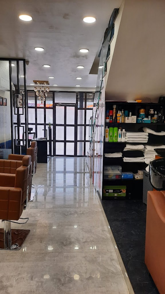 Shrivenu Unisex Salon Makeup Academy