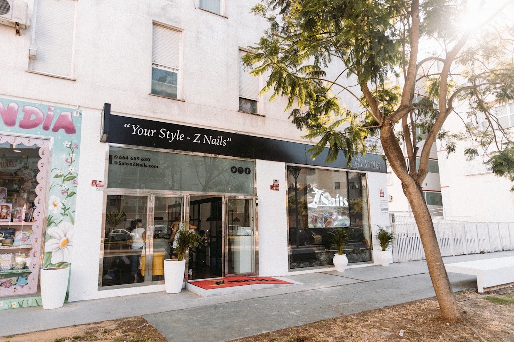 Salon ZNAILS — Exterior