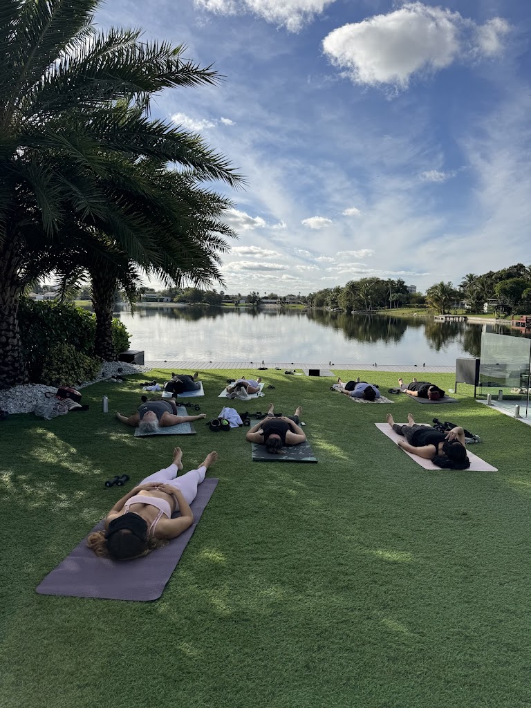  FFLLOOWW BODY & SOUL -YOGA ON THE LAKE