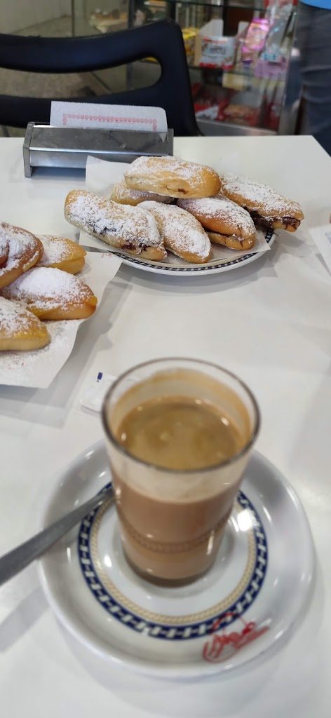 Confiteria Y Cafe — Comida y bebida