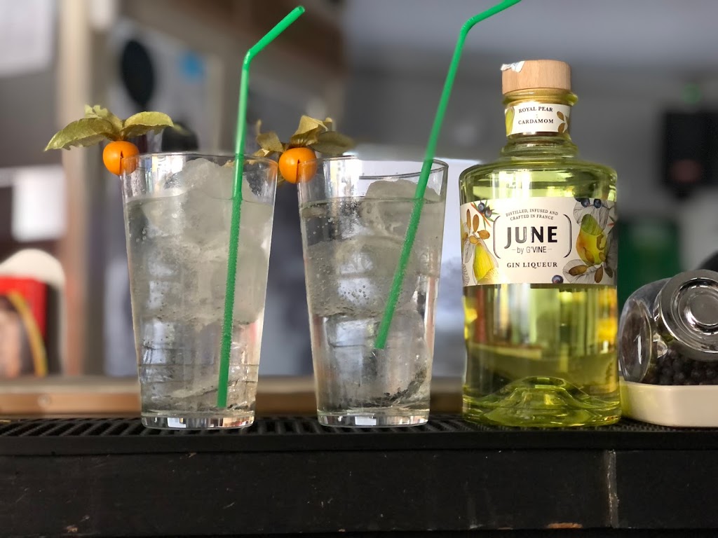 Gin's Bogart — Comida y bebida