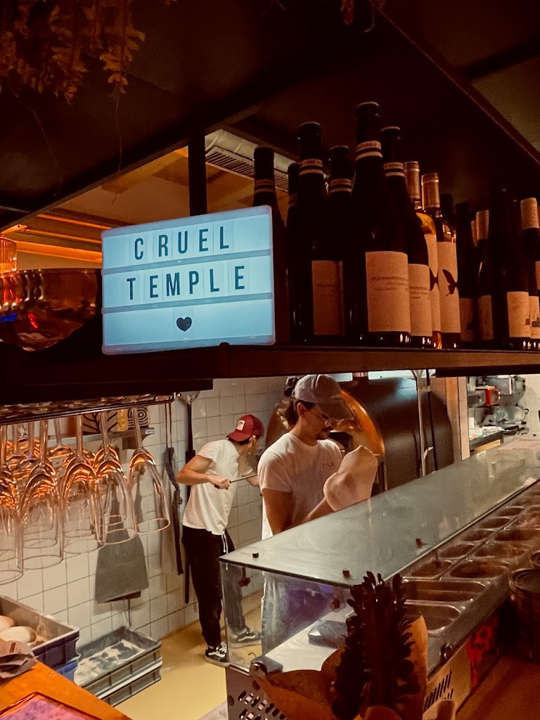 Cruel Pizza — Ambiente