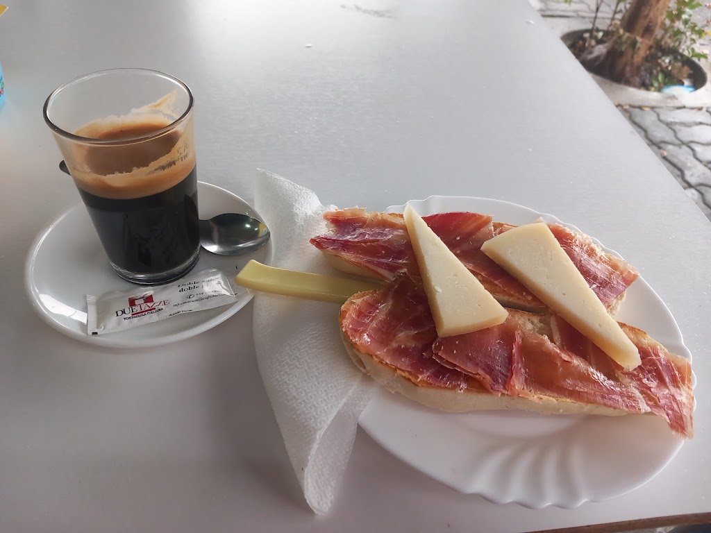 Bar Manolete — Comida y bebida