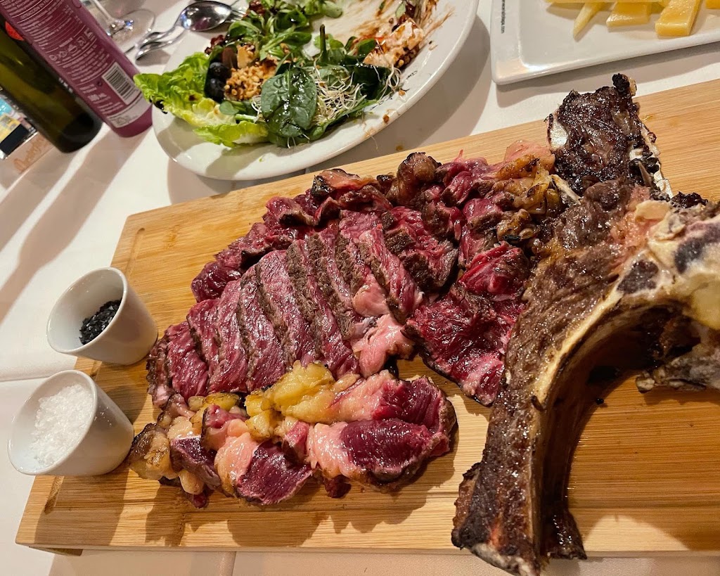 Restaurante Tipi Tapa - Carne a la Brasa — Comida y bebida