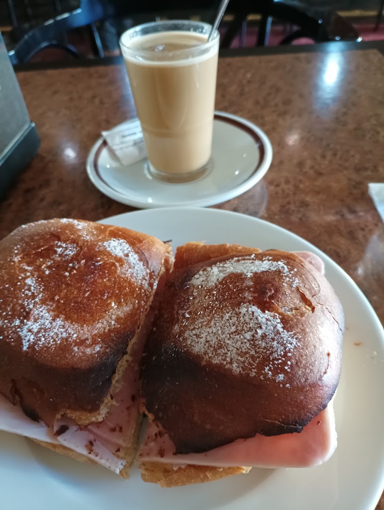 Cafeteria D'cine — Comida y bebida