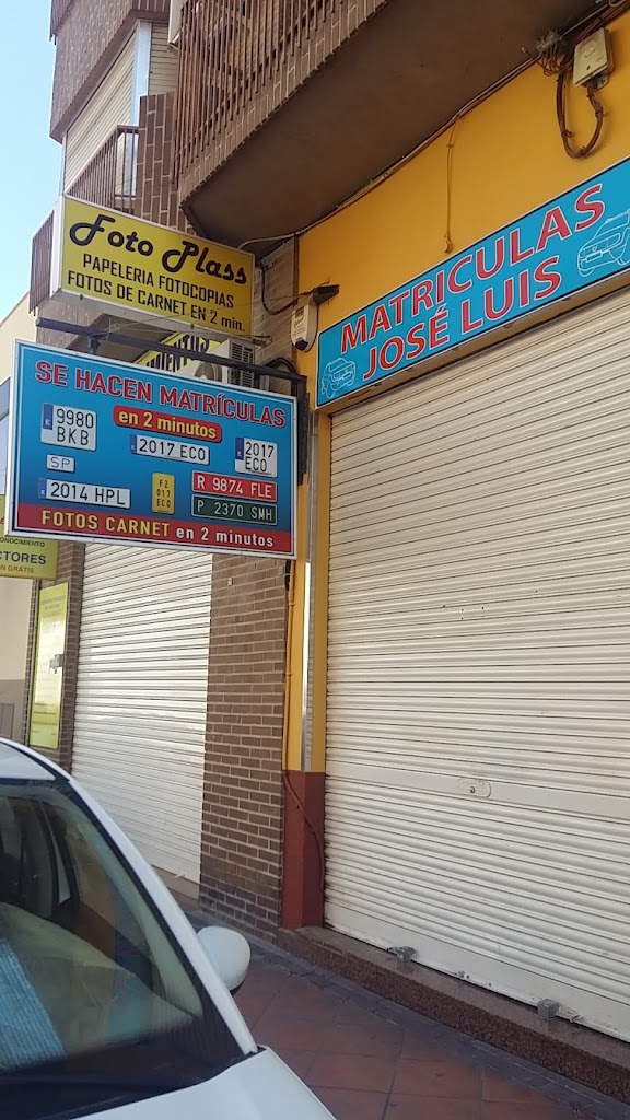 Matriculas Express — Exterior