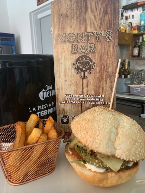 Montys Bar — Comida y bebida