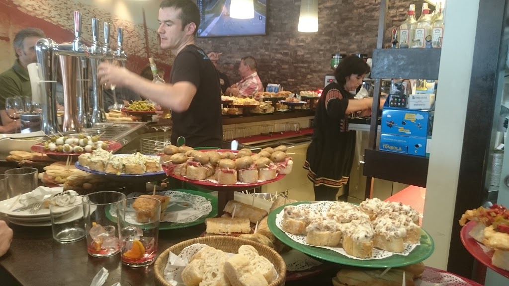 Baserri Barria Taberna — Comida y bebida