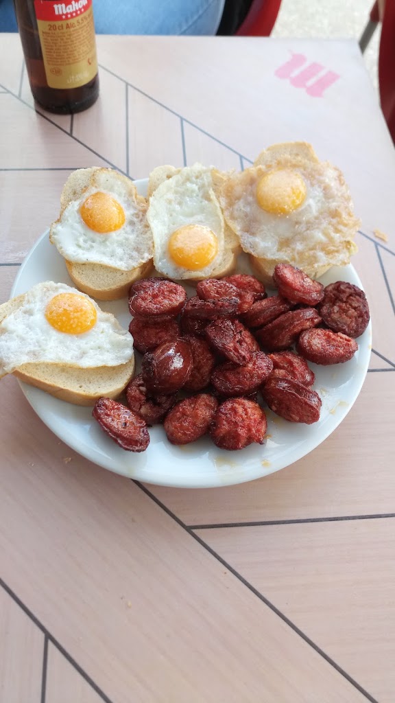 Bar Cuatro Caminos — Comida y bebida